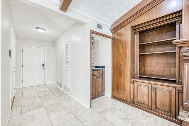 Building Photo - Beautiful House with 4 bed - 2 baths - office & covered big Jacuzzi