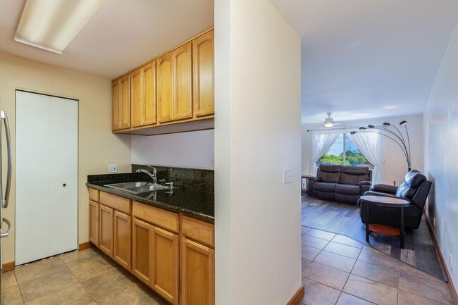 Building Photo - Upgraded and furnished 3 bedroom, 2 bath e...