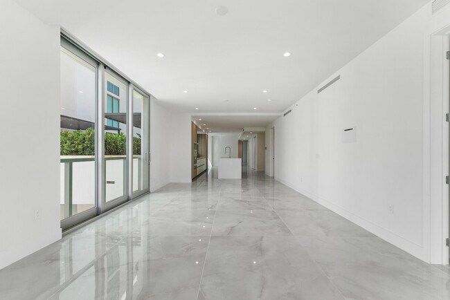 Building Photo - 485 E Royal Palm Rd