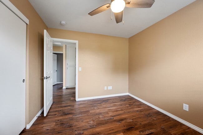 Building Photo - 885 Peregrine Ln