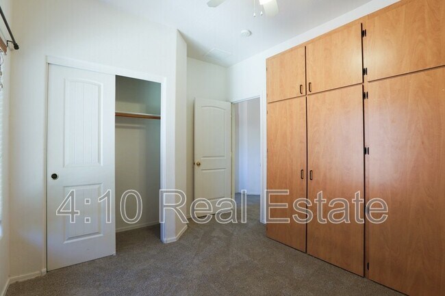 Building Photo - 2644 E Chester Dr