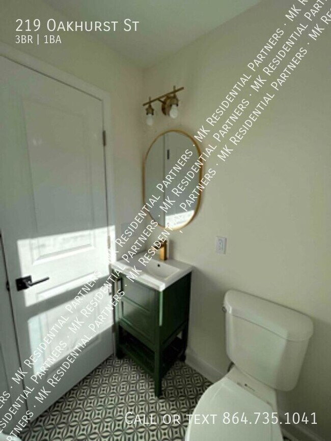 Building Photo - 219 Oakhurst St