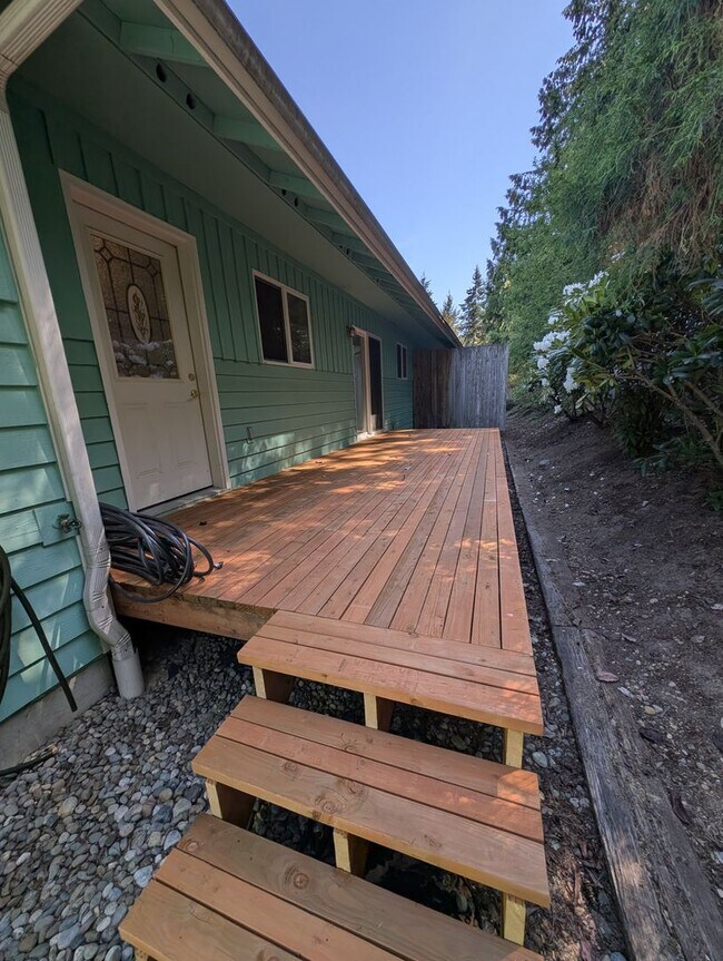 Building Photo - MUST SEE!! Spacious 2 Bedroom Duplex Close...