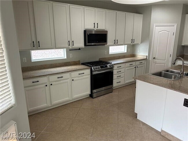 Building Photo - 2805 Alma Lidia Ave