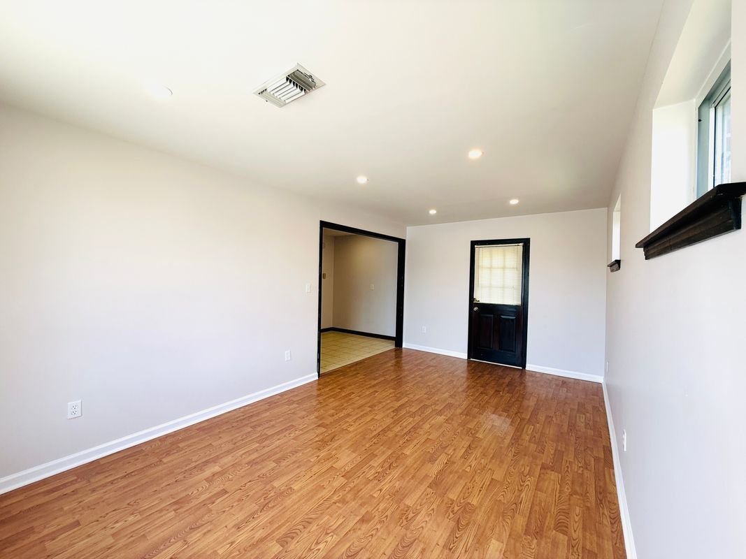 Building Photo - 1104 N Bengal Rd