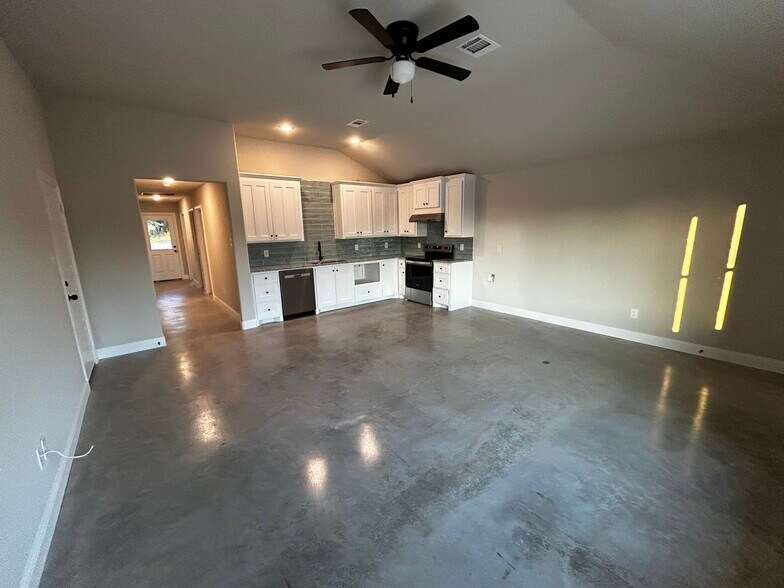Building Photo - 1400 E Dry Creek Rd