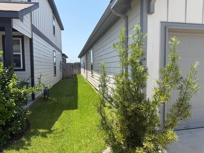 Building Photo - 16039 Kingfield Haven Dr