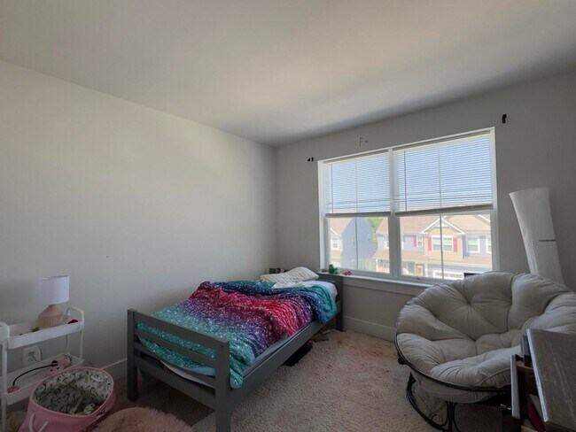 Building Photo - Charming 4 Bedroom/3.5 Bathroom in New WIn...