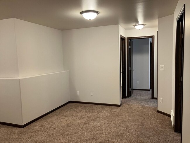 Building Photo - 3 Bed 2 Bath Twin Home