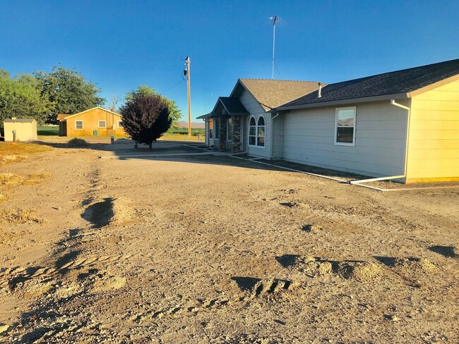 Building Photo - (EASY COMMUTE).  Beautiful Country Home!!