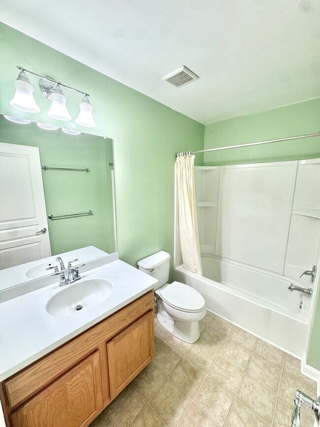 Building Photo - THREE BEDROOM/2.5 BATH TOWNHOME located in PARKLAND School District!