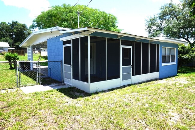 Building Photo - Modest 3 Br/1.5 Bath in Established Neighborhood