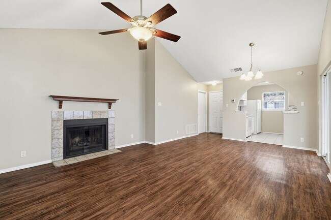 Building Photo - Northwest Crossing Retreat with Greenbelt Views