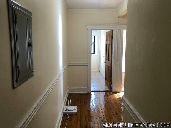 Building Photo - 364 Riverway