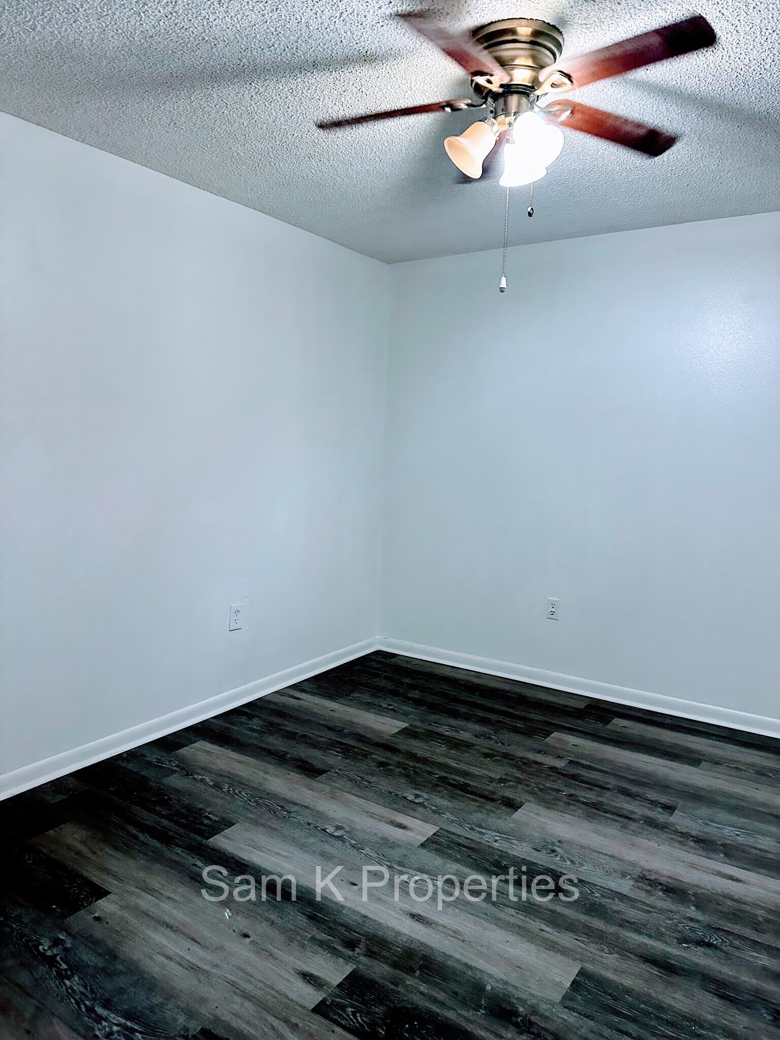 Building Photo - 331 W Alamo Dr