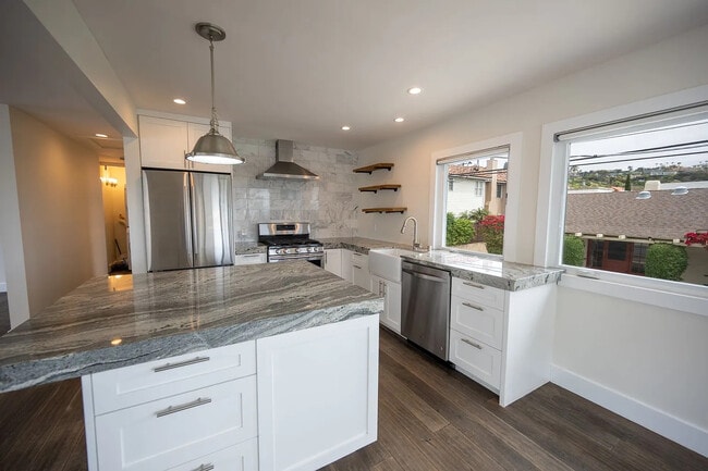 Building Photo - Bright 2BR with Private Balcony, In-Unit Laundry & Attached Garage in the Heart of La Jolla