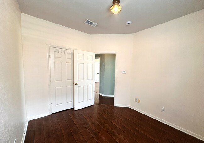 Building Photo - 8739 Saratoga Dr