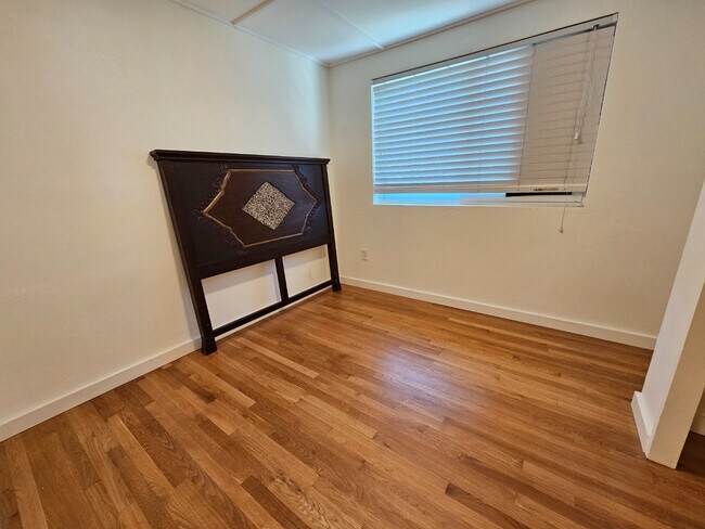 Building Photo - 3-Beds, 1.5-Bath Apartment with One tandem...