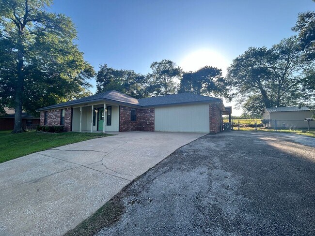 Building Photo - Lakeside Dream Home: Fully Remodeled 4BD/2BA Near Loop 323