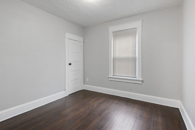 Building Photo - 3 Bedrooms Ready for Rent