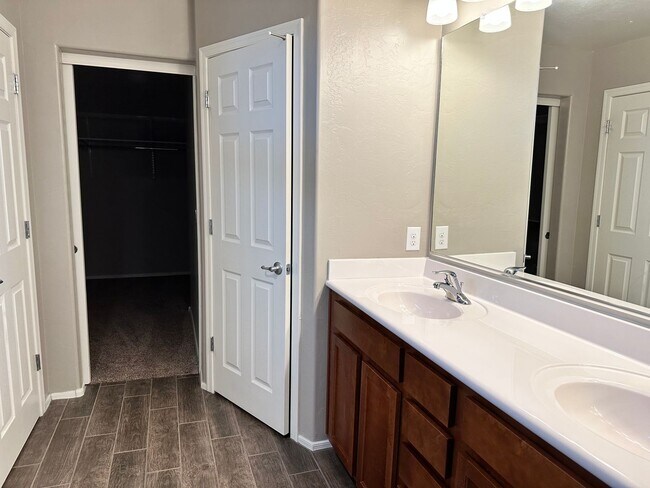 Building Photo - Beautiful Home in Saguaro Bloom!