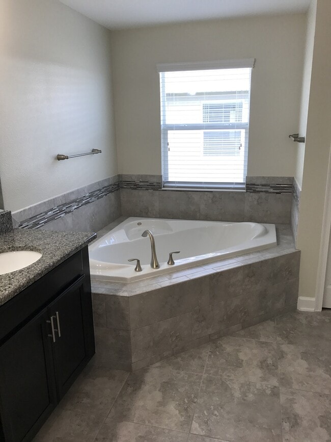 Building Photo - 5/3 Lake Nona/Moss park Home with FREE Lawncare, Internet, Cable and Phone