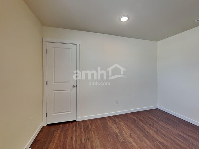 Building Photo - 1432 N Garnet Creek Ave