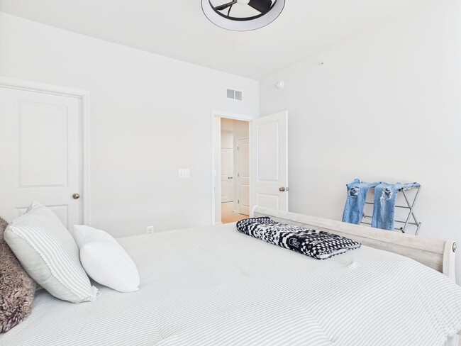 Building Photo - 642 Brookwood Glen Terrace