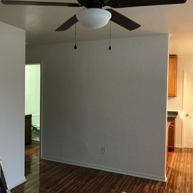 Building Photo - Cute 2 Bedroom 1 Bath with huge Screen Porch * Call Sheila M at 386-804-6675