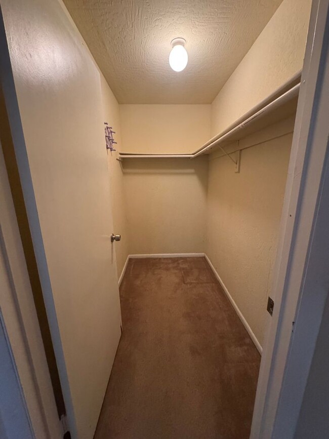 Building Photo - Spacious Ground-Floor 2-Bed/2-Bath Condo i...
