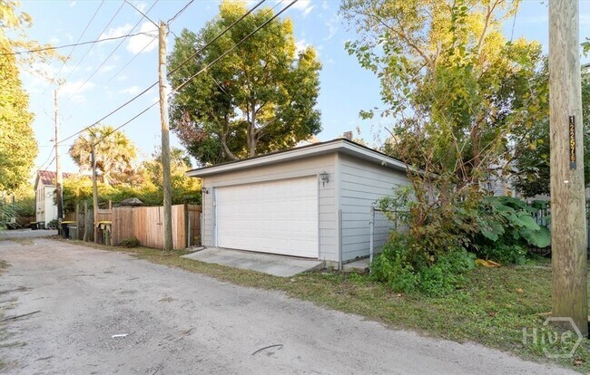 Building Photo - 318 E Waldburg St