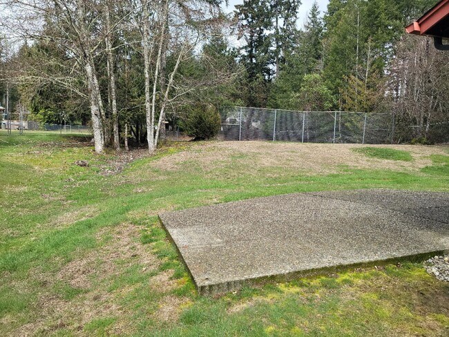 Building Photo - Pet Friendly 4 bedroom Home with Lots of Space for Everyone!