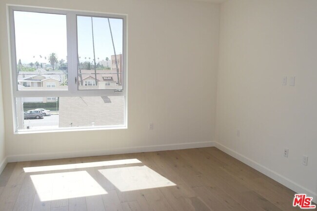 Building Photo - 105 S Mariposa Ave