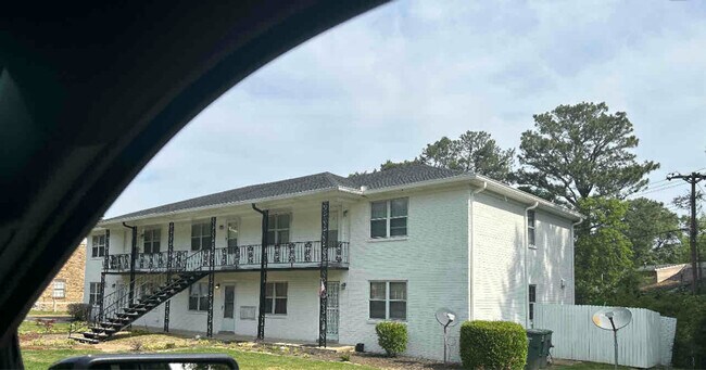 Building Photo - 1914 St James Dr