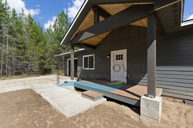 Building Photo - 2 Bedroom 1 Bathroom Home with a Single Car Garage Available in Blanchard!
