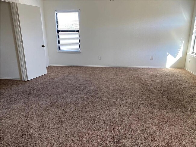Building Photo - 2200 Weiss Ln