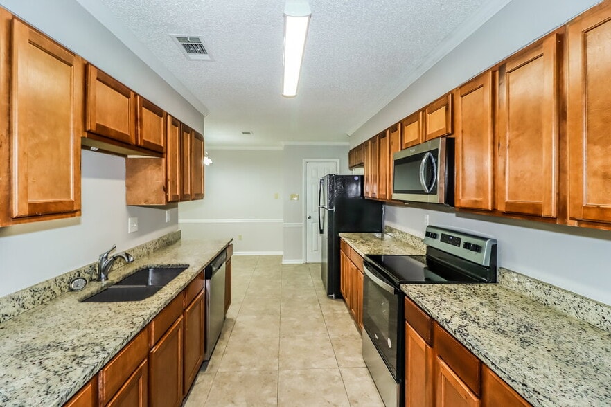 Building Photo - 6610 Shaker Ln