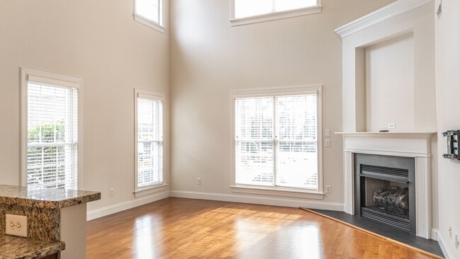 Building Photo - 401 Longwood Place