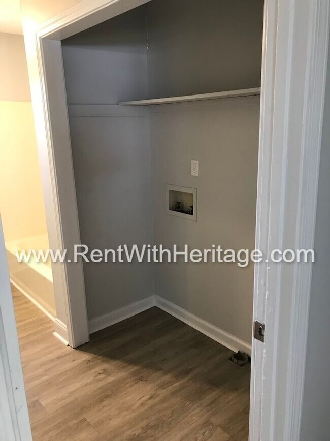 Building Photo - FANTASTIC 2 BEDROOM 1.5 BATH DUPLEX WITH ALL THE UPGRADES / GREAT LOCATION