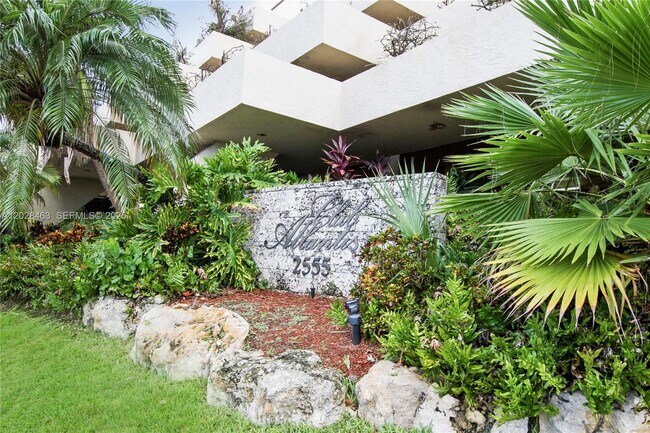 Building Photo - 2555 Collins Ave