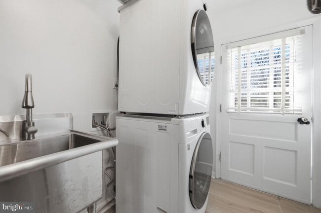 Building Photo - 448 Summers Dr