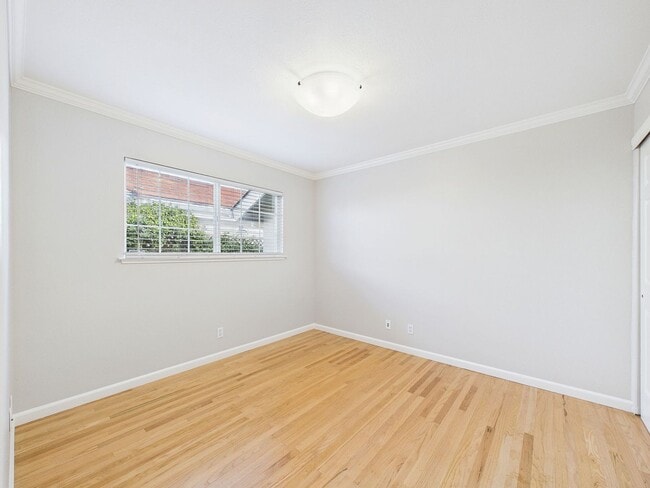 Building Photo - Stunning Turnkey Home in Cambrian!