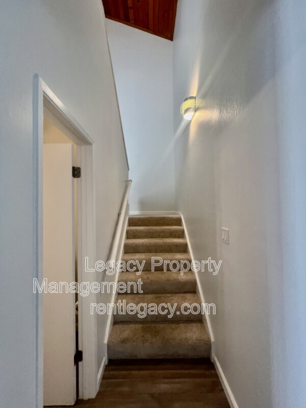 Building Photo - 2200 Laguna Cir