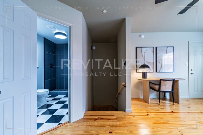 Building Photo - Fully Furnished Townhome w/ Private Garage