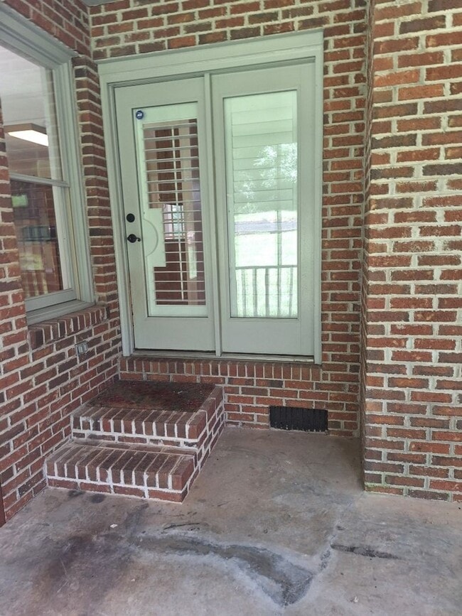 Building Photo - 4bd/3 bath located in desirable neighbor in Fox Den Subdivision in West Knoxville