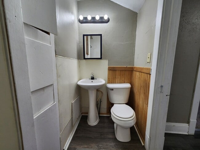 Building Photo - 226 Center St