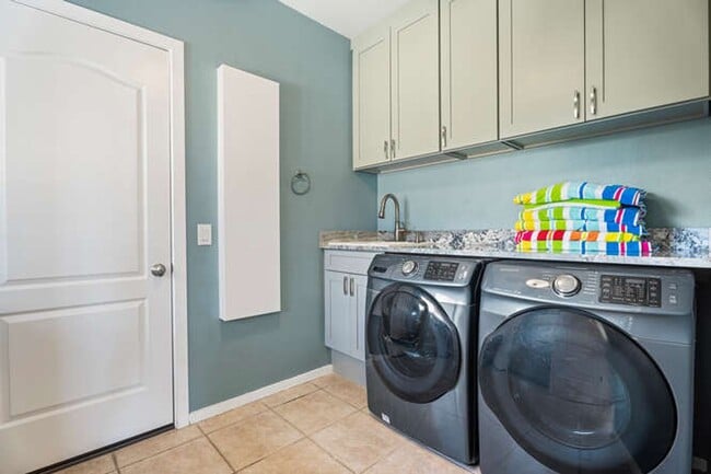 Building Photo - Beautiful Home in Gated Community