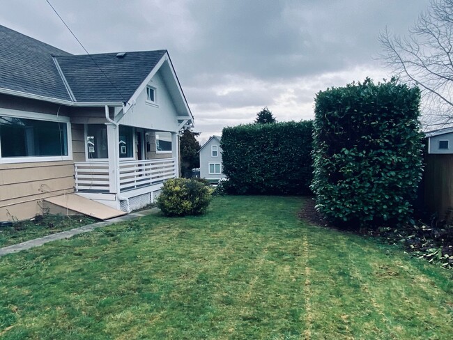 Building Photo - Updated 1910 Craftsman home in North Everett