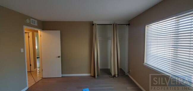 Building Photo - 1642 N Russell Ave