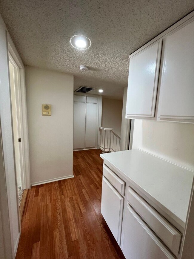 Building Photo - Northridge 3+2.5 in gated community w/pool...
